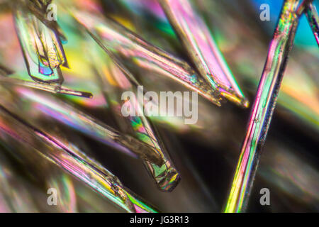 Makroaufnahme der Mikrokristalle von Methylparaben in polarisiertem Licht Stockfoto