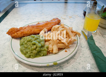 Fisch, Chips und Erbsenpüree auf eine Café-Tisch, Ramsey, Isle Of man. Stockfoto