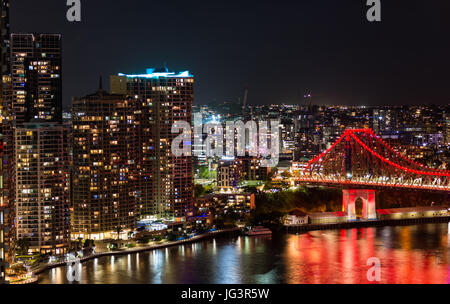 Story Bridge beleuchtet nach Einbruch der Dunkelheit, Brisbane, Australien Stockfoto