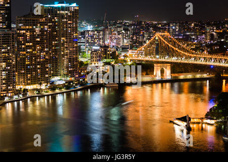 Story Bridge beleuchtet nach Einbruch der Dunkelheit, Brisbane, Australien Stockfoto