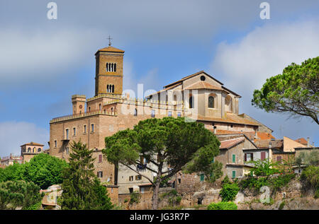 Kathedrale der Heiligen Maria Himmelfahrt am oberen Rand der alten Stadt Sutri, in der Nähe von Rom Stockfoto