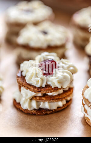 Mille-Feuille Blätterteig bekannt als Napoleon, Vanille Slice oder Pudding slice Stockfoto