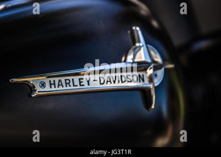 "Harley Davidson" Beschriftung auf einem schwarz gefärbten Motorrad von amerikanischen Motorradmarke "Harley Davidson" gemacht. Stockfoto