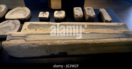 Formen für bronzene Schwerter und andere Gegenstände aus der Nordheimer Hohl, Neckargartach, Stadt Heilbronn, ca. 800 v. Chr., Lettenhohl Sandstein - Landesmuseum Württemberg - Stuttgart, Deutschland - DSC0-72 Stockfoto