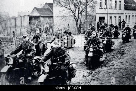 Motocykliści 2. Armii Wojska Polskiego Podczas Operacji łużyckiej, Kwiecień 1945 r. Oddział Jest Wyposażony w Amerykńskie Motocykle Harley-Davidson, Dostarczane ZSRS w Ramach Umow 0054 Stockfoto