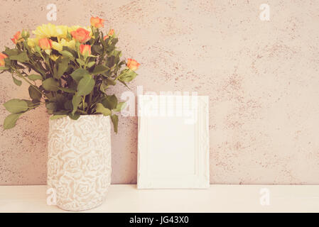 Weißer Rahmen Mock-Up, Digital MockUp, Mockup, gestylt Stockfotografie Mockup, bunte Desktop-Mock Up anzeigen. Rustikale Vase mit orangefarbenen Rosen und schreien Stockfoto