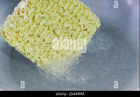 Instant Nudeln in kochen Wasser Pfanne, leckere Fastfood zu kochen. Stockfoto