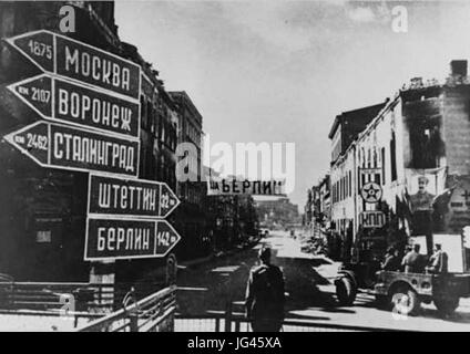 Obecna Ul. Wyszyńskiego (Dawna Bahnhofstrasse) w 1945 r., Widziana Od Strony PL Wolności (2) Stockfoto