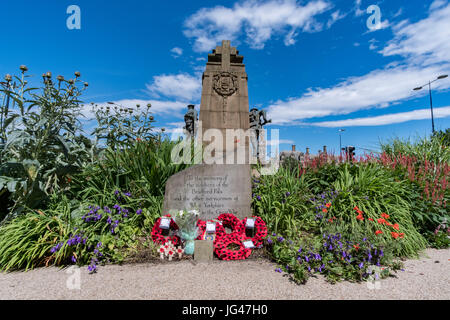 Das Kriegerdenkmal / Kenotaph in Bradford, West Yorkshire, an einem schönen sonnigen Julitag im Jahr 2017 Stockfoto