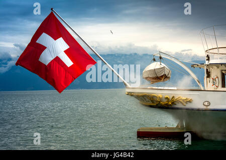 Paddeldampfer La Suisse gleitet auf dem Genfer See mit Schweizer Flagge im Wind, Schweiz Stockfoto