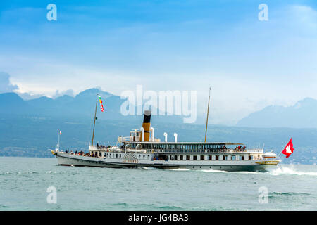 Raddampfer La Suisse gleitet über den Genfer See in der Schweiz Stockfoto