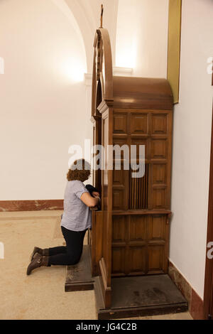 El Rocio, Spanien – 2. Juni 2017: Pilger bekennt seine Sünden in der Einsiedelei von El Rocio während die Romeria 2017. Andalusien, Spanien Stockfoto