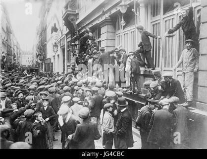 Paris--Newsboys warten für Extras (LOC) Stockfoto