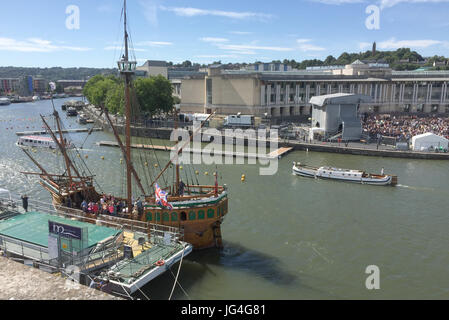 Hafen von BRISTOL mit The Matthew Replik Schiff am Liegeplätze suchen NW aus der M-Schuppen mit Festival drängen sich außen Kanons Haus gegenüber. Foto: Tony Gale Stockfoto