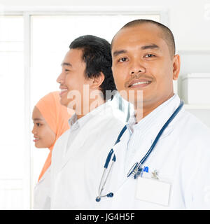 Klinik, Beruf, Menschen, Gesundheit und Medizin-Konzept - glückliche Gruppe von südostasiatischen Sanitäter oder Ärzte im Krankenhaus. Stockfoto