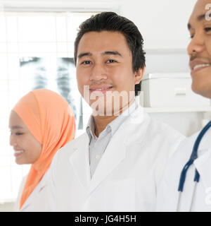 Porträt des medizinischen Teams stehen im Krankenhaus, südostasiatische muslimische Ärzte und Krankenschwestern. Stockfoto