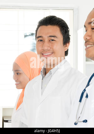 Ärzte im Krankenhaus Büro, Southeast Asian muslimische Gruppe Personen. Stockfoto