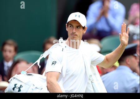 Andy Murray kommt auf dem Centre Court vor seinem Match gegen Alexander Bublik am ersten Tag der Wimbledon Championships in The All England Lawn Tennis and Croquet Club, Wimbledon. Stockfoto