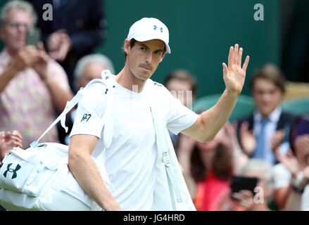 Andy Murray trifft am ersten Tag der Wimbledon Championships im All England Lawn Tennis and Croquet Club in Wimbledon vor seinem Spiel gegen Alexander Bublik auf dem Center Court ein. Stockfoto