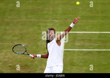 Dustin Brown in Aktion gegen Joao Sousa am ersten Tag der Wimbledon Championships in The All England Lawn Tennis and Croquet Club, Wimbledon. Stockfoto