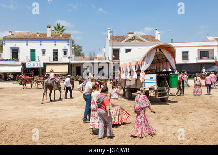 El Rocio, Spanien – 2. Juni 2017: Straße Landschaft in der Stadt El Rocio während der Wallfahrt Romeria 2017. Provinz Huelva, Andalusien, Spanien Stockfoto