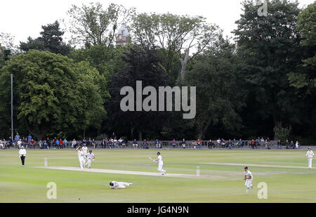 Derbyshire Ben Slater Treffer zu 4 aus dem Bowling Durhams Paul Coughlin, während die Specsavers County Championship Division One match bei Queens Park, Chesterfield. PRESSEVERBAND Foto. Bild Datum: Montag, 3. Juli 2017. Vgl. PA Geschichte CRICKET Derbyshire. Bildnachweis sollte lauten: Martin Rickett/PA Wire. Einschränkungen: Nur zur redaktionellen Verwendung. Keine kommerzielle Verwendung ohne vorherige schriftliche Zustimmung der EZB. Standbild-Gebrauch bestimmt. Keine bewegten Bilder zu emulieren ausgestrahlt. Kein entfernen oder Sponsorenlogos verdunkelt. Stockfoto