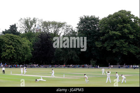 Derbyshire Ben Slater Treffer zu 4 aus dem Bowling Durhams Paul Coughlin während der Specsavers County Championship Division One match bei Queens Park, Chesterfield. Stockfoto