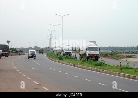 Kolkata, Indien. 28. Juni 2017. Straßenverkehr bewegt sich entlang NH16 in West-Bengalen und Odisha Grenze die Kolkata und Chennai über Odisha und Andhra Pradesh zu verbinden und auch die des Goldenen Dreieck-Viereck-Projekts. Bildnachweis: Saikat Paul/Pacific Press/Alamy Live-Nachrichten Stockfoto