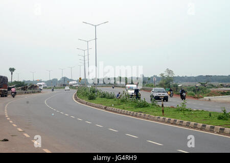 Kolkata, Indien. 28. Juni 2017. Straßenverkehr bewegt sich entlang NH16 in West-Bengalen und Odisha Grenze die Kolkata und Chennai über Odisha und Andhra Pradesh zu verbinden und auch die des Goldenen Dreieck-Viereck-Projekts. Bildnachweis: Saikat Paul/Pacific Press/Alamy Live-Nachrichten Stockfoto