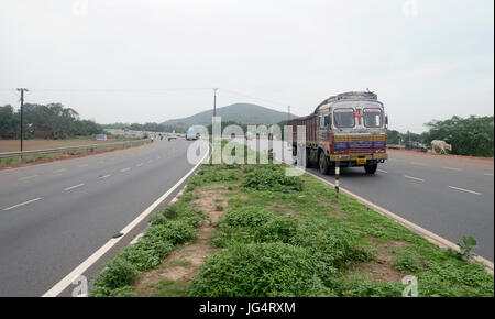 Kolkata, Indien. 28. Juni 2017. Straßenverkehr bewegt sich entlang NH16 in West-Bengalen und Odisha Grenze die Kolkata und Chennai über Odisha und Andhra Pradesh zu verbinden und auch die des Goldenen Dreieck-Viereck-Projekts. Bildnachweis: Saikat Paul/Pacific Press/Alamy Live-Nachrichten Stockfoto