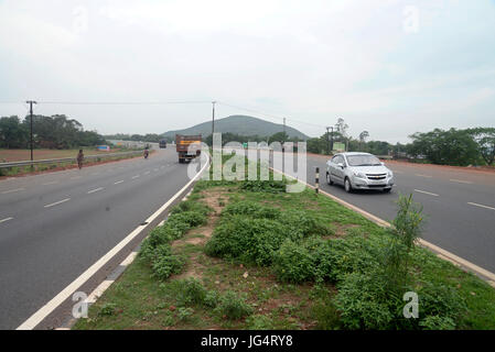 Kolkata, Indien. 28. Juni 2017. Straßenverkehr bewegt sich entlang NH16 in West-Bengalen und Odisha Grenze die Kolkata und Chennai über Odisha und Andhra Pradesh zu verbinden und auch die des Goldenen Dreieck-Viereck-Projekts. Bildnachweis: Saikat Paul/Pacific Press/Alamy Live-Nachrichten Stockfoto