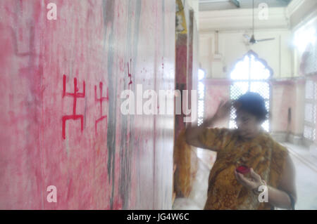 Abhisek Saha/le-pictorium kharchi puja Festival in Indien - 22/06/2017 - Indien/Tripura/agartala - Frauen sind Zeichnung swastik (heilige Zeichen) im Tempel und Zinnoberrot mit Wünschen für ein glückliches Eheleben auf der occeasion von ambubachi, in einem Tempel von agartala, Hauptstadt des nordöstlichen Bundesstaat Tripura. ambubachi ist die Feier der Menstruation von Mutter Erde. Der Glaube ist, während ambubachi, für drei Tage Mutter Erde selbst menstruates. pix by-abhisek Saha Stockfoto