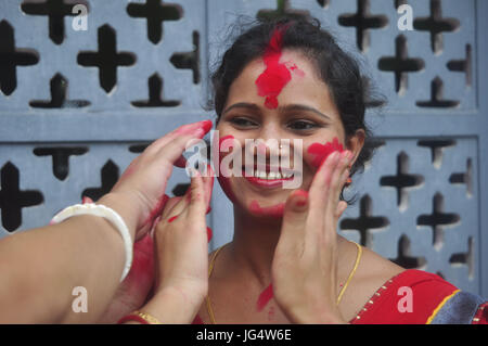 Abhisek Saha/le-pictorium kharchi puja Festival in Indien - 22/06/2017 - Indien/Tripura/agartala - Frauen sind Zeichnung swastik (heilige Zeichen) im Tempel und Zinnoberrot mit Wünschen für ein glückliches Eheleben auf der occeasion von ambubachi, in einem Tempel von agartala, Hauptstadt des nordöstlichen Bundesstaat Tripura. ambubachi ist die Feier der Menstruation von Mutter Erde. Der Glaube ist, während ambubachi, für drei Tage Mutter Erde selbst menstruates. pix by-abhisek Saha Stockfoto