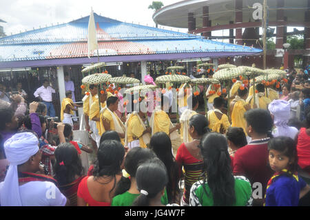 Abhisek Saha / Le Pictorium - Kharchi Puja Festival in Indien - 07.01.2017 - Indien / Tripura / Agartala - Tribal Priester, Götzen 'Kharchi' Götter tragen, führen "Kharchi Puja" Anbetung Rituale Howrah River, in der Nähe von Agartala, der nordöstlichen Tripura Staat Indiens, am 1. Juni 2017. Vierzehn Kopf Idole, Silber und Messing, sind in der sieben-Tage lange "Kharchi Puja," das größte religiöse Fest des Stammes Hindus in Tripura Staat verehrt. Die Regierung fördert Rituale während des Kharchi Festivals in Bezug auf die Annexion Abkommen unterzeichnet mit Tripura zu ebnen, die Fusion mit der Stockfoto