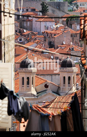 DUBROVNIK/Kroatien - 28. Juni 2017: Einblick in eine Straße in Dubrovnik Altstadt Stockfoto