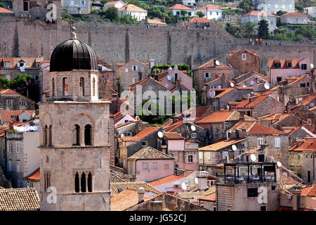 DUBROVNIK/Kroatien - 28. Juni 2017: Turm der Franziskaner-Kloster und das orange Dach von Dubrovnik Altstadt Stockfoto