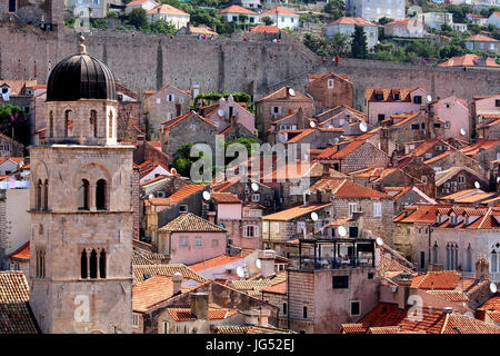 DUBROVNIK/Kroatien - 28. Juni 2017: Turm der Franziskaner-Kloster und das orange Dach von Dubrovnik Altstadt Stockfoto