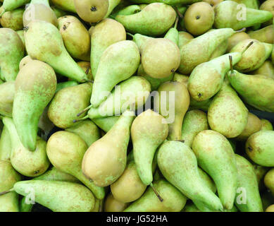 Grüne Birnen auf einem Bauern-Markt in Supermarkt Stockfoto