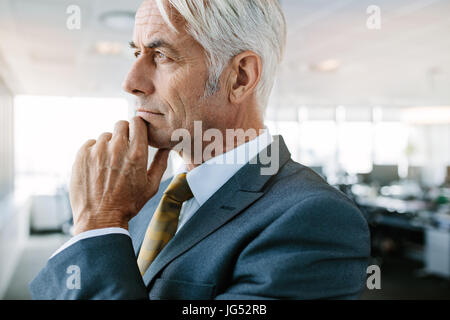 Richtungskontrolle Ansicht der ältere Unternehmer denken mit hand am Kinn. Nahaufnahme der senior kaukasischen Unternehmer suchen nachdenklich im Amt. Stockfoto