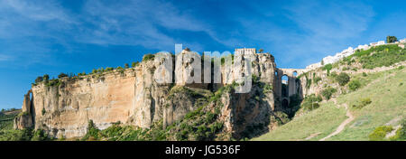 Hohe Auflösung Ronda Panorama zeigt die gesamte Schlucht und Klippe auf dem Parador ist auch Brücke Puente Nuevo und El Tajo Schlucht gegen gelegen Stockfoto