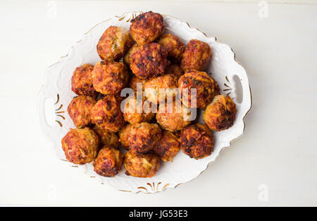 Frittierte Fleischbällchen serviert auf einem weißen Teller Stockfoto