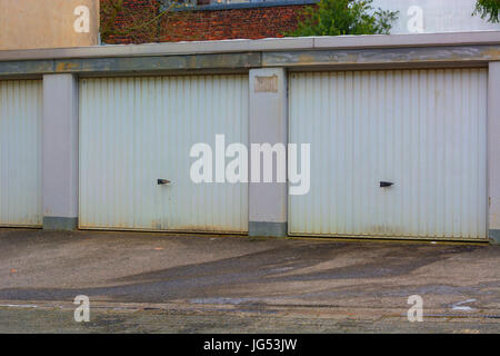 Auto-Reihen-Garagen. PKW-Garage mit geschlossenen Toren Stockfotografie