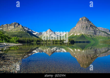 Sinopah Berg spiegelt sich in zwei Medizin-See im Glacier National Park, montana Stockfoto