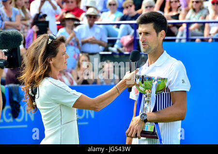 Novak Djokovic (Serbien) von Annabel Croft nach dem Sieg im Finale der Aegon International in Devonshire Park, Eastbou für Eurosport TV interviewt Stockfoto