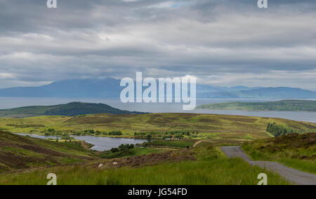 Trübe Arran unter Wolken im Sommer weiches Licht bricht durch die Wolken Fairlie Moor Neer Largs Ayrshire, Schottland entnommen. Stockfoto