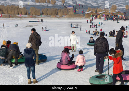 Wintersport auf Kunstschnee auf Sanddünen chinesischen Neujahrsfest, Shahu, Ningxia gelegt. Stockfoto