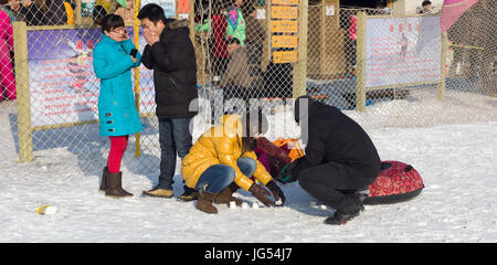 Wintersport auf Kunstschnee auf Sanddünen chinesischen Neujahrsfest, Shahu, Ningxia gelegt. Stockfoto