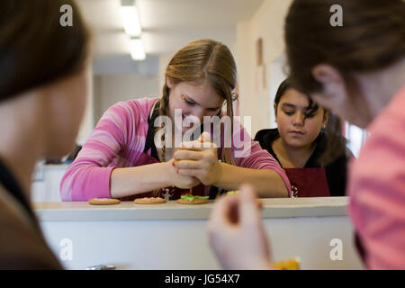 8. Klasse 8SFA, Saxon Hall, Stantonbury Campus: Laura (links) und Kira an ihre Keks Entwürfe in der Lebensmittel-Tech-Klasse arbeiten.    Foto: Mike Goldwater Stockfoto