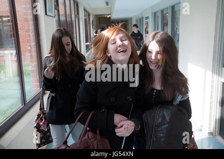 8. Klasse 8SFA, Saxon Hall, Stantonbury Campus: (von links nach rechts) Samantha, Kyla und Helena in den sächsischen Hallengängen auf dem Weg zur Mathematik.     Foto: Mike Goldwater Stockfoto