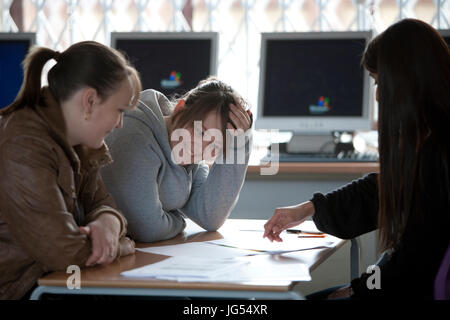 8. Klasse 8SFA, Saxon Hall, Stantonbury Campus: Klassenlehrer Farina mit einem Nicolle und ihre Mutter während einer Eltern spricht Abend für ihre Klasse.     Foto: Mike Goldwater Stockfoto